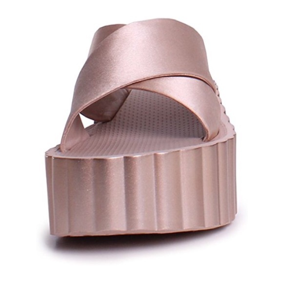 Tory Burch
Scallop Wedge Platform in Bellini Blush - Picture 2 of 5